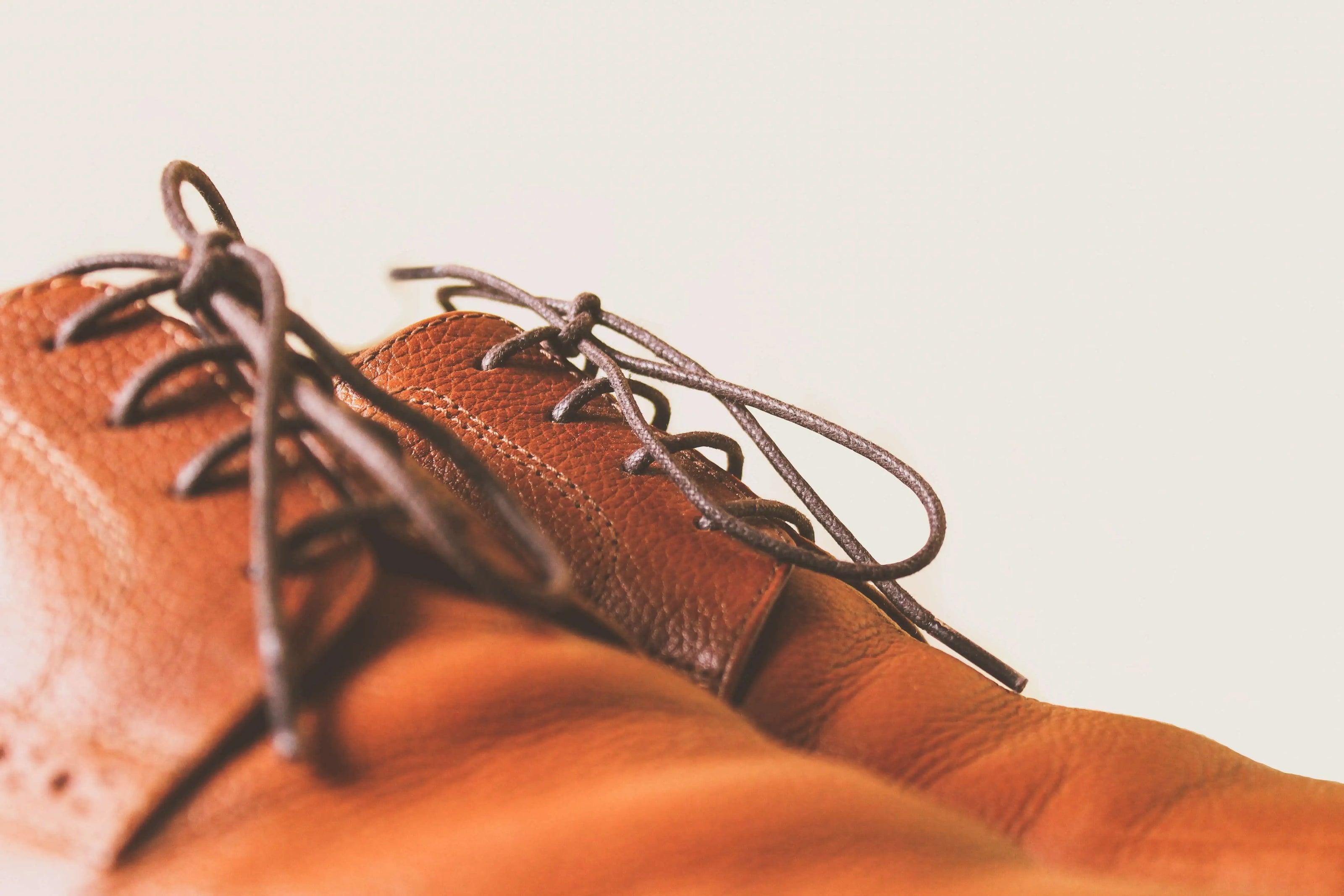 vestir-zapatos-con-encerados-cordones