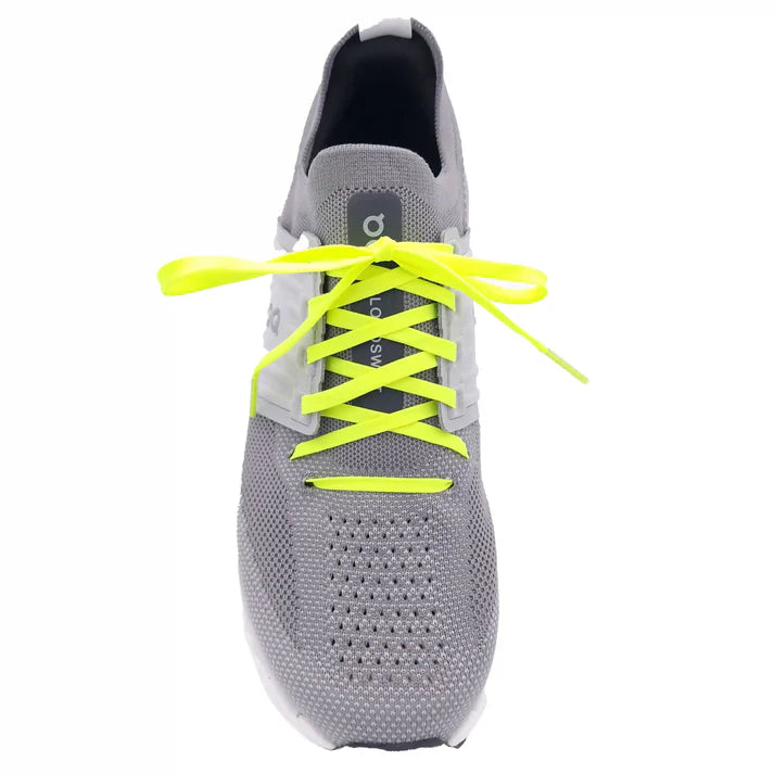 cordones-planos-finos-amarillo-neon-en-zapatos