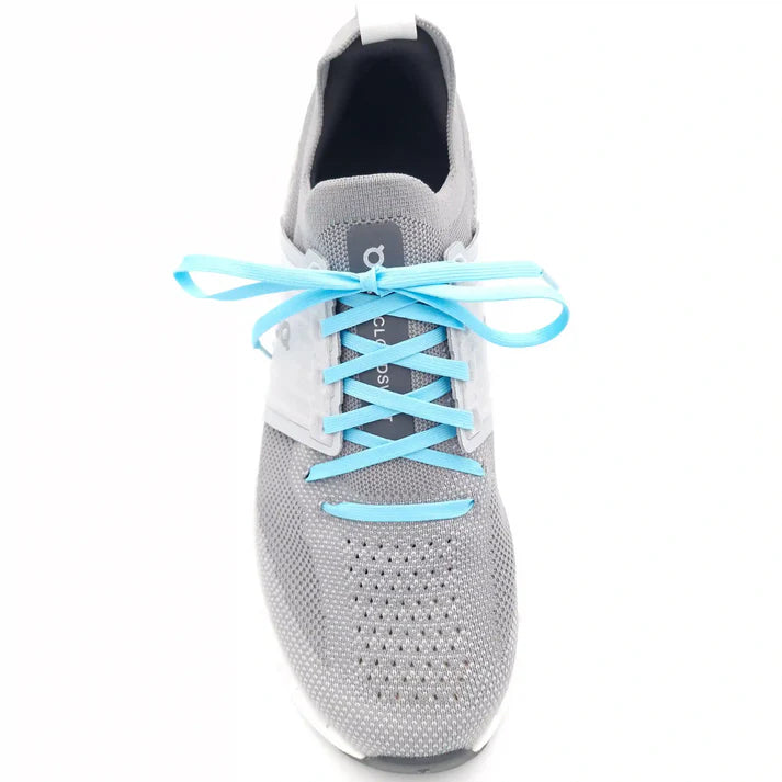 cordones-planos-finos-azul-claro-en-zapatos