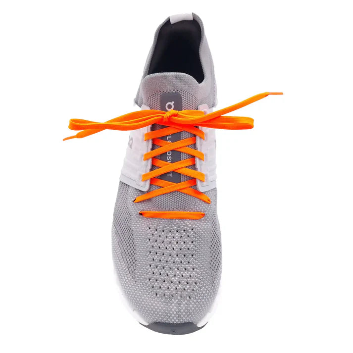 cordones-planos-finos-naranja-en-zapatos