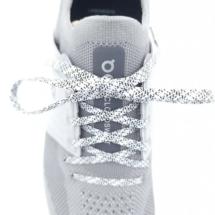 cordones-planos-finos-negro-blanco-atados