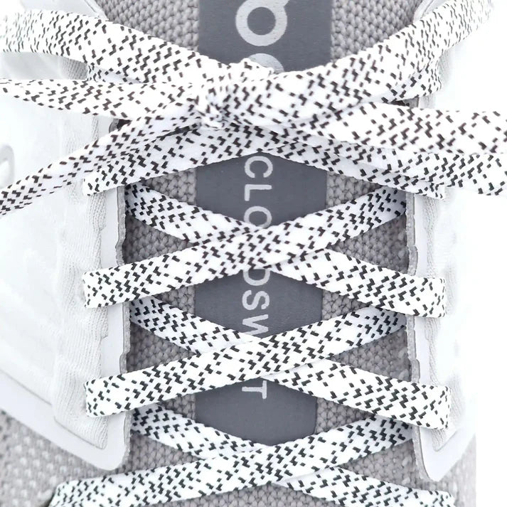 cordones-planos-finos-negro-blanco-detalle