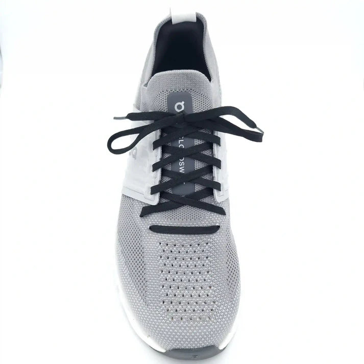 cordones-planos-finos-negro-en-zapatos